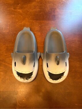 Mens Shark Slip-On sandals - Gray